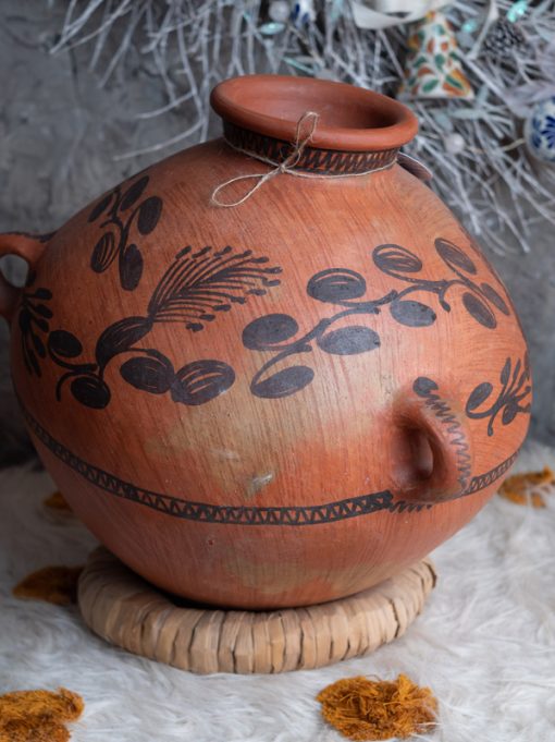 Olla de barro natural decorativa con base de palma