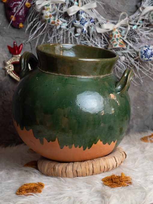 Olla de barro vidriado verde decorativa con base de palma