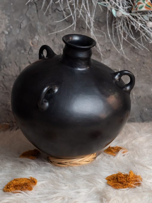 Olla decorativa de barro negro con base de palma