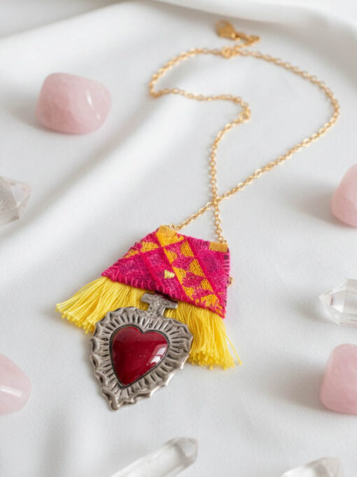 Collar con textil y corazón de latón - Istmo de Tehuantepec Oaxaca.