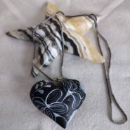 collar negro corazon