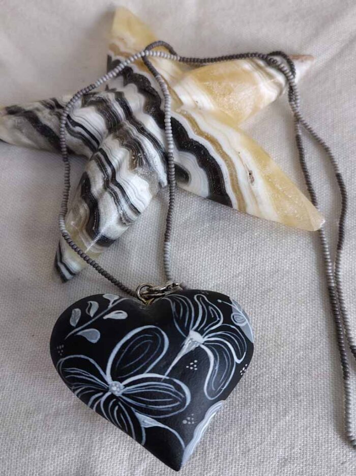 collar negro corazon